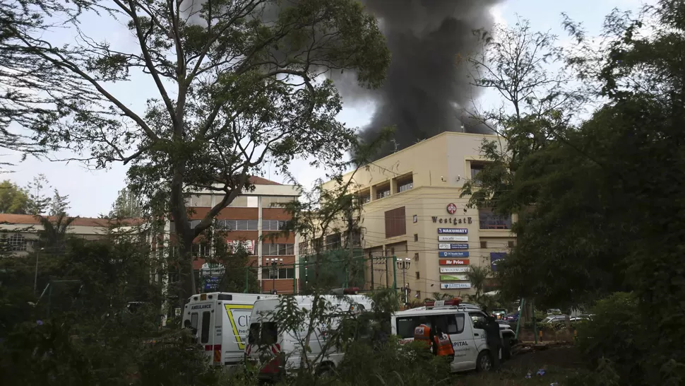 SEÑALES. Un denso humo se levantaba esta mañana desde el centro comercial Westgate, tomado por terroristas islámicos. REUTERS