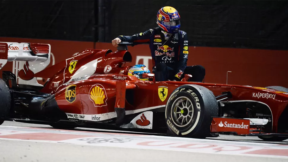 ¿TE LLEVO?. Alonso aventó a Webber que había quedado a un costado del circuito. FOTO TOMADA DE SUTTON-IMAGES.COM