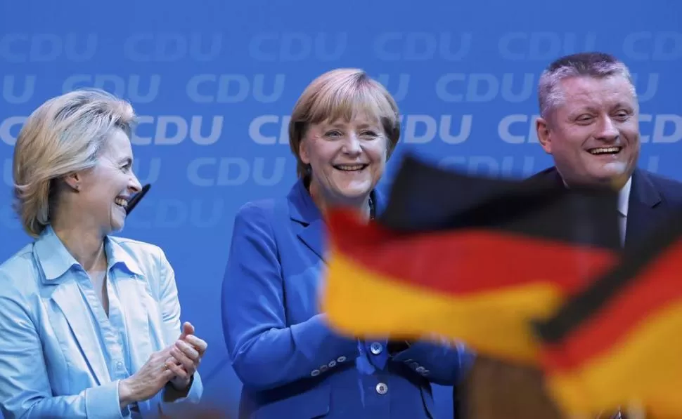 FESTEJO MODERADO. En el bunker ganador, Von der Leyen, ministra de Trabajo, Angela Merkel y el secretario del partido CDU, Hermann Groehe.  REUTERS