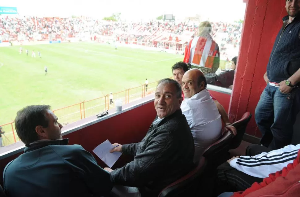 NUEVA FAMILIA. Garber (izquierda), Sánchez y Saab observaron el partido desde un palco; hoy los directivos presentarán al DT en sociedad y ante el plantel santo. 