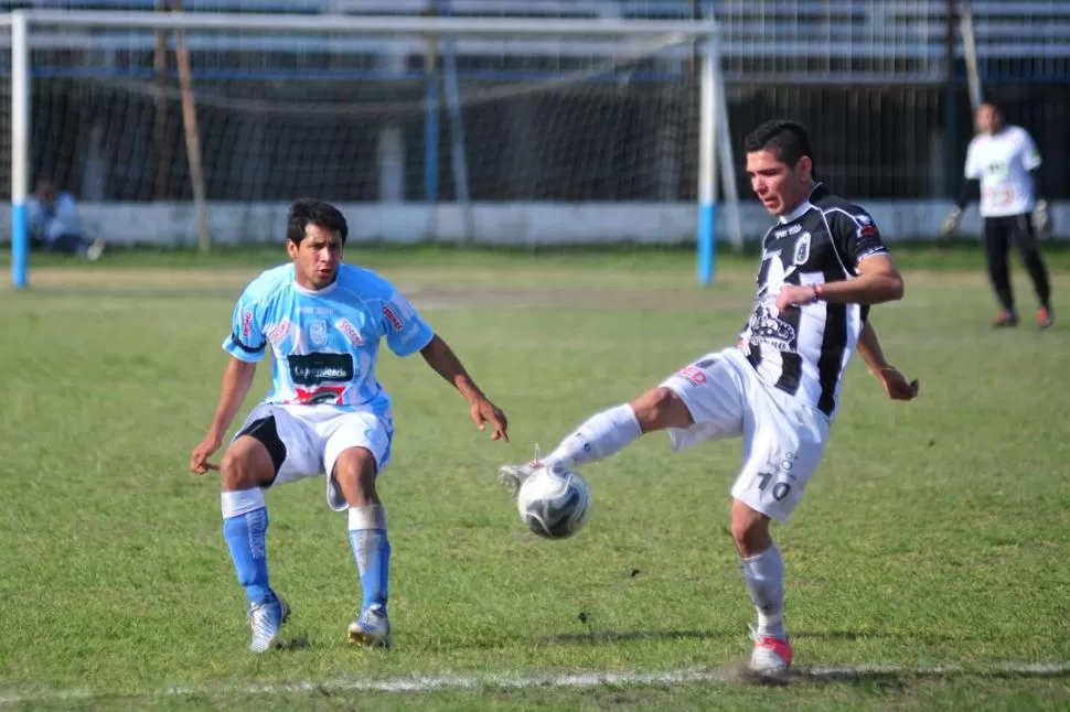 ¡MÍA! Sebastián Tévez, de Concepción FC, le gana la posesión de la pelota a Sergio Amaya, de Atlético Concepción. 