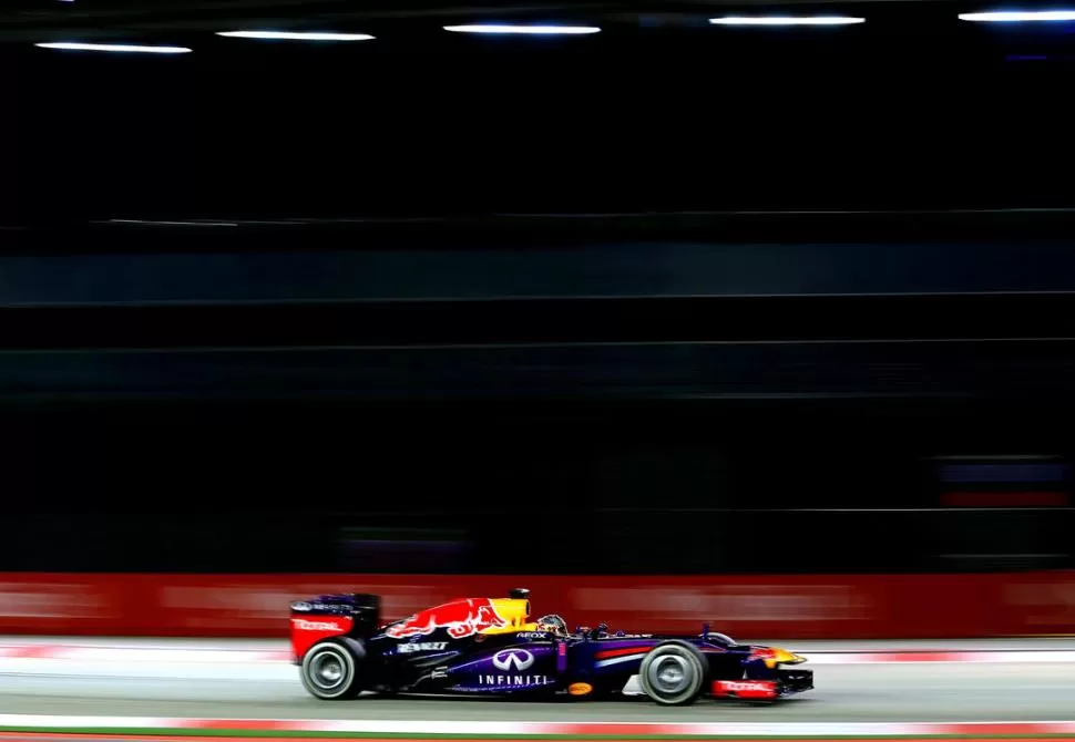 FIGURA IMPONENTE. El Red Bull de Sebastian Vettel se recorta en la imagen, solitario y dominante. El coche y el piloto lograron una simbiosis, que les permite estar cerca de revalidar el campeonato. 