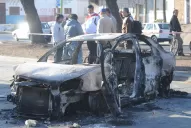 Chocó a ocho jóvenes que estaban en una parada: hay un muerto