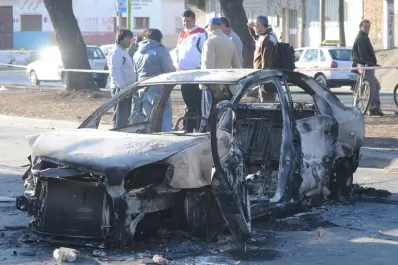 Chocó a ocho jóvenes que estaban en una parada: hay un muerto