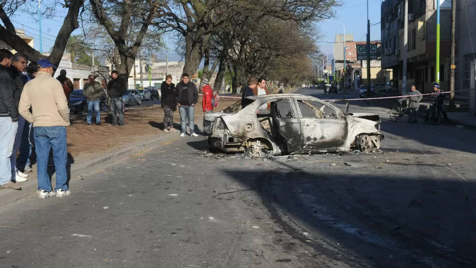 ASÍ QUEDÓ EL AUTO. Testigos quemaron el vehículo que atropelló y mató a una joven. LA GACETA / FOTO DE ANTONIO FERRONI