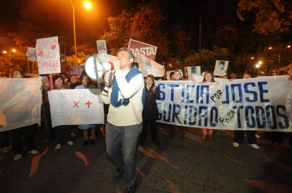 RUIDOSO RECLAMO. Los manifestantes detuvieron la marcha en tribunales y en la base de la Regional Sur. LA GACETA / FOTO DE OSVALDO RIPOLL