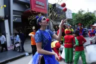 Teatro entre murgas, coloridos disfraces y acrobacias