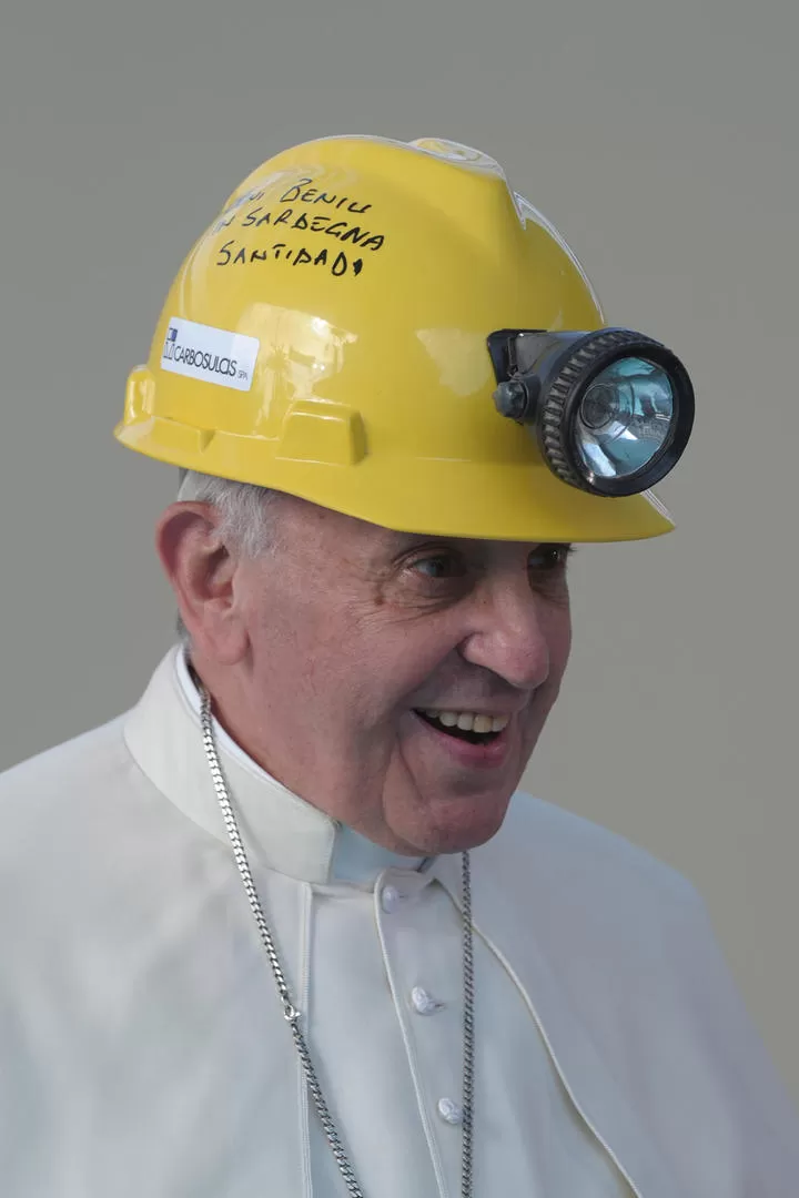 AFECTO. En su discurso del domingo, el Papa recibió un casco firmado por un minero. REUTERS