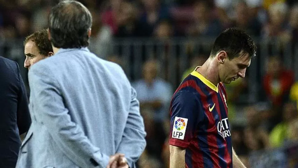 MIRADA BAJA. Leo Messi, al abandonar la cancha ante la Real. FOTO TOMADA DE ABC.ES