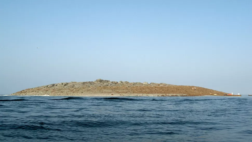 SORPRESA. La pequeña isla rocosa se encuentra a 600 metros de la costa. REUTERS