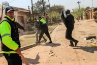 Un periodista denunció que la policía lo golpeó por filmar los desalojos