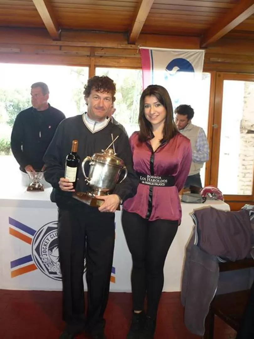 TROFEO. Roberto Contini luce orgulloso el premio que ganó en el Abierto del Norte de Seniors. 