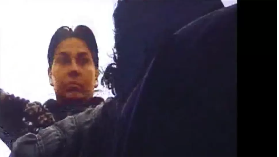 ARENGA. La mujer habló con los usurpadores para tranquilizarlos. IMAGEN DE VIDEO