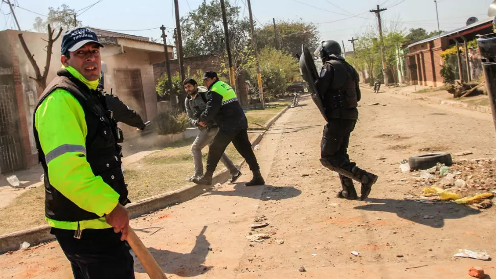 AGRESIÓN. El periodista es tomado por la Policía. FOTO GENTILEZA DE MIGUEL ARMOA