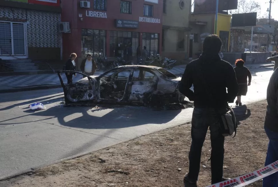 IRRECONOCIBLE. El auto quedó reducido a chatarra por el fuego. LA GACETA / FOTO DE ANTONIO FERRONI