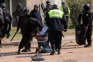 Pusieron fin a la usurpación con piedras y represión