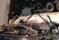 Un camión cayó desde un puente en Mendoza: una pareja murió aplastada