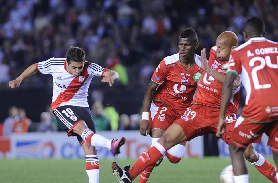 FESTEJO COLOMBIANO. Carbonero felicita a Teo por la apertura del marcador. 