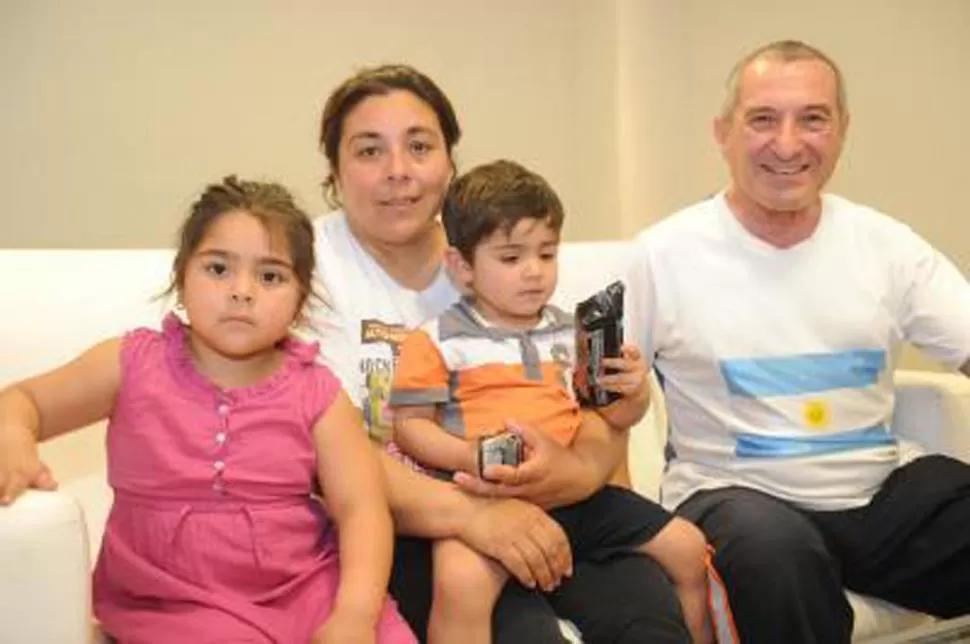  Con sus hijos Luz Morena y Santiago y el profesor Roberto Dominiko. 