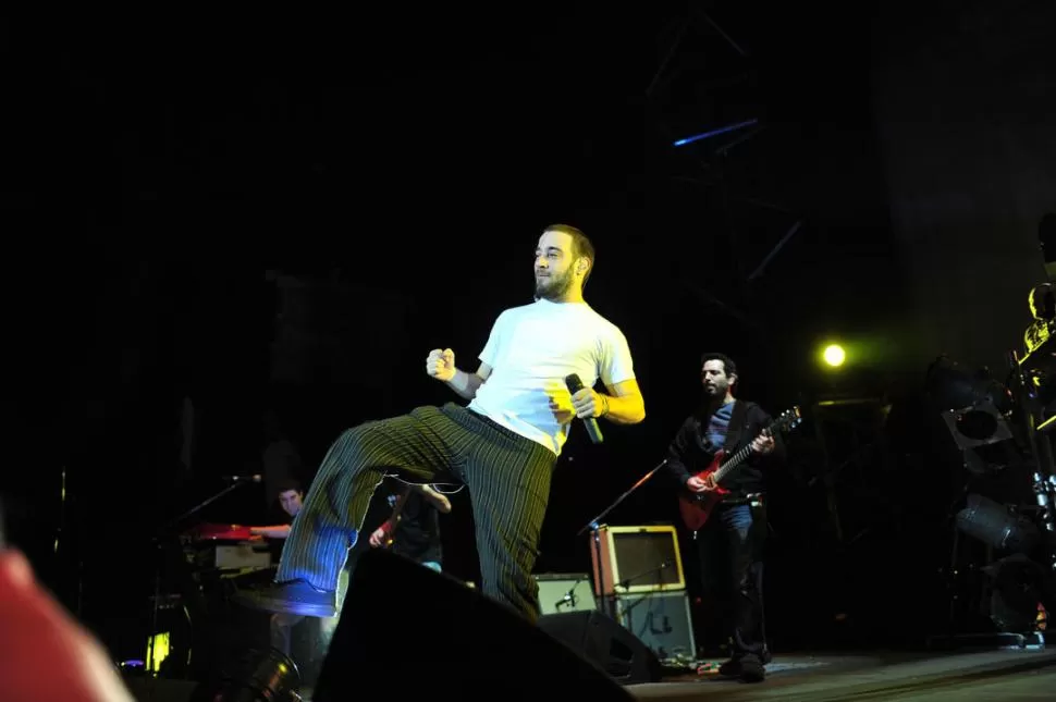 FRONTMAN. Juan Fernández es el cantante de Las Pastillas del Abuelo, un grupo que debutó en 2002 y que se ha popularizado en poco tiempo. TELAM 