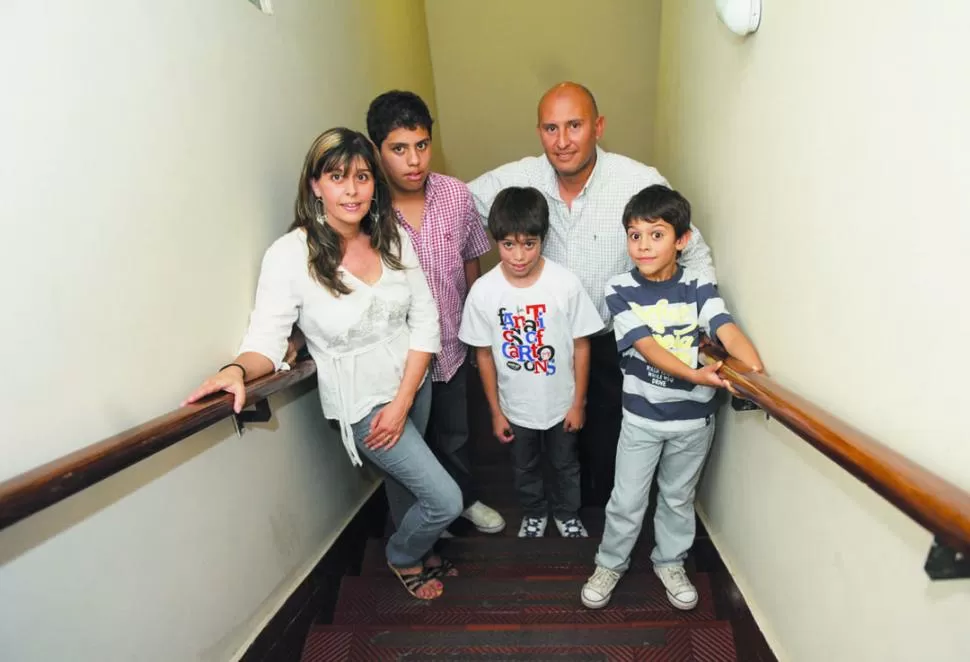 EN FAMILIA. Rodríguez junto a su esposa Mabel y sus hijos Santiago, Juan Cruz y Tomás en nuestra redacción. 