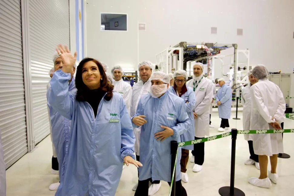 LA PLANTA DEL INVAP. Cristina puso en marcha el satélite ARSAT-1 e inauguró un banco de prueba satelital, que es soberanía de alta tecnología, dijo. DYN
