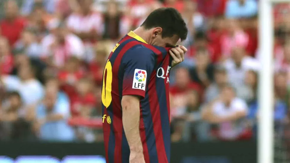 DOLORIDO. Messi dejó ayer la cancha lesionado, poco después de marcar el primer contra Almería. FOTO TOMADA DE CLARIN.COM