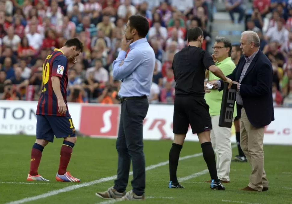 CABIZBAJO. Messi habría sufrido una rotura fibrilar en la pierna derecha y estaría alejado de las canchas tres semanas, por lo que se perdería los cotejos de la Selección. 