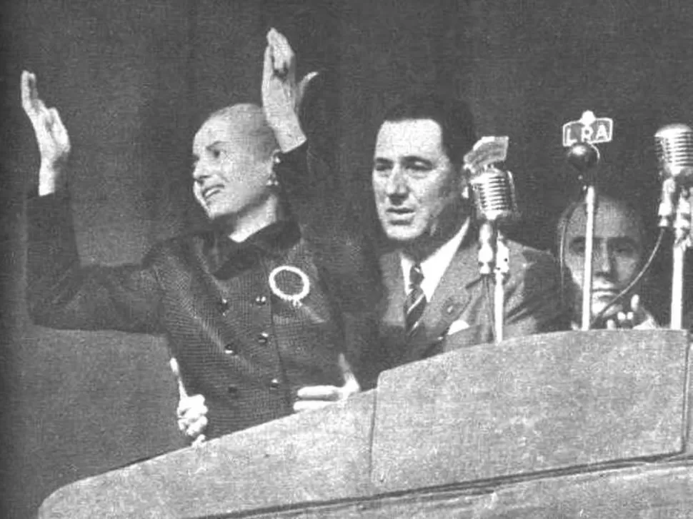 EN 1949. Luego de asumir como subsecretario de Informaciones de la Nación, Raúl Apold recibe las felicitaciones del entonces ministro del Interior, Ángel Borlenghi. Eva Perón, a la izquierda, lo aplaude. 