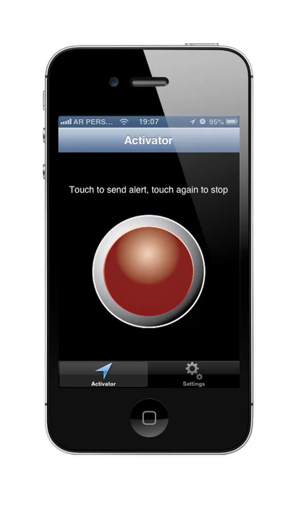 SIMPLE. En la pantalla principal de la app aparece un botón rojo que se presiona y activa la alerta. 