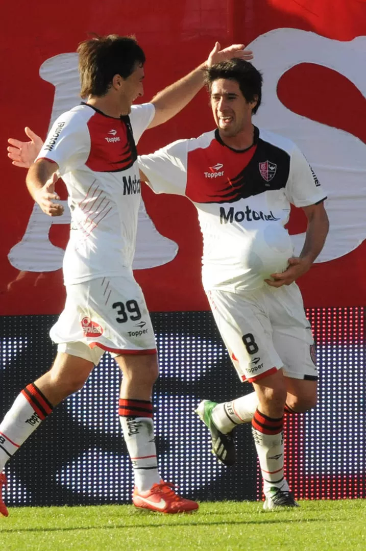 TANTO CLAVE. Pablo Pérez marcó el segundo gol y lo festeja con Muñoz.  