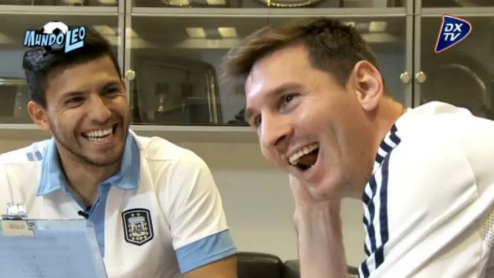 JUNTOS. El Kun le tiró preguntas picantes a Messi. CAPTURA DE VIDEO