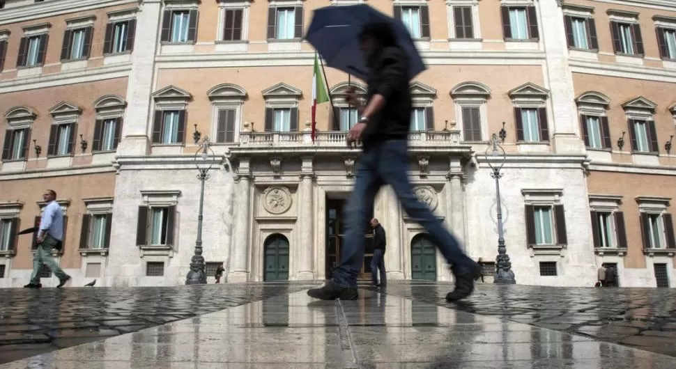EXPECTATIVA. La sede del Parlamento italiano será escenario mañana de una crucial sesión donde el Gobierno se someterá a una moción de confianza. REUTERS