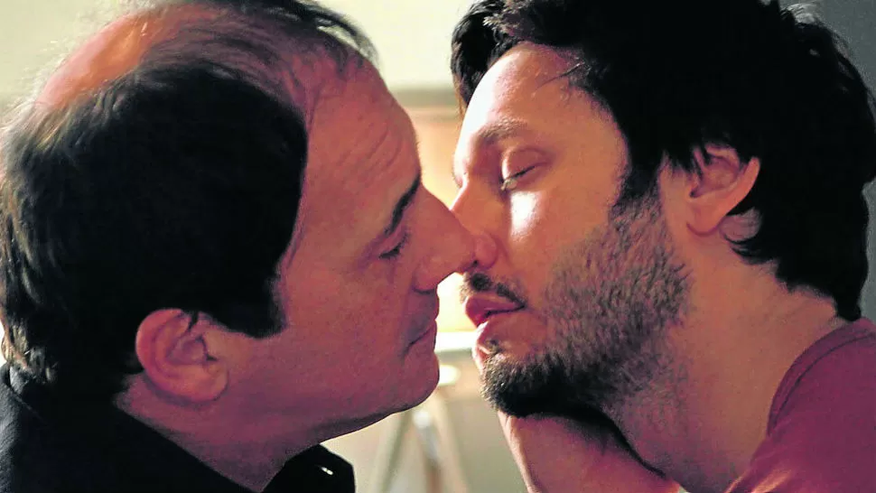 ESCENA CONTROVERTIDA. Benjamín Vicuña (derecha) se besa con el actor Julio Chávez en Farsantes. FOTO TOMADA DE DIAADIA.COM.AR