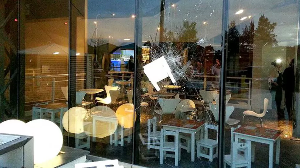 VIOLENCIA GRATUITA. Los hinchas tiraron sillas contra las vidrieras. FOTO TOMADA DE TWITTER ( (@gon_fonseca).