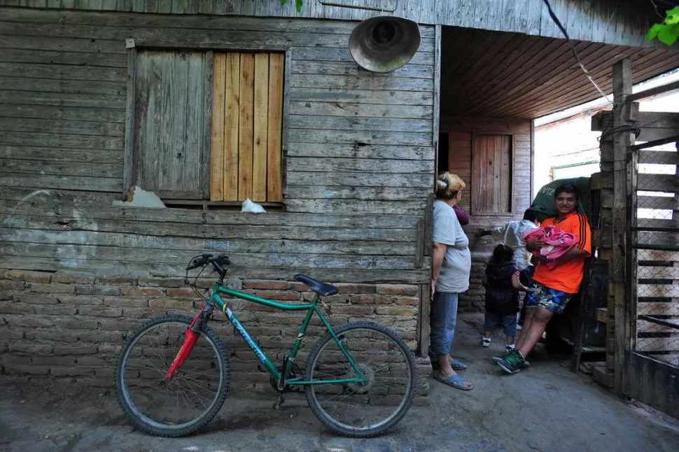 A LA ESPERA. En esta casa vive Daniela Guzmán; ella acaba de ser madre, convive con nueve personas más y sueña con su vivienda propia. LA GACETA / FOTOS DE DIEGO ARAOZ