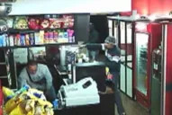 Redujeron a un policía y arrasaron con un ciber