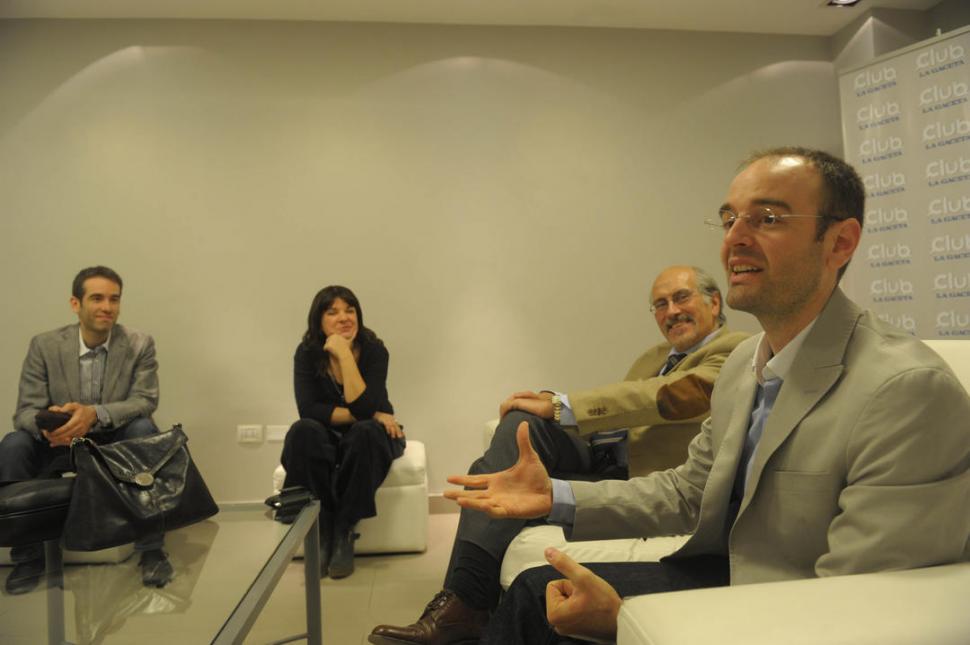 EN LA GACETA. Fabián Fábrega (adelante) habla junto al empresario Héctor Viñuales, presidente de la Cámara. 
