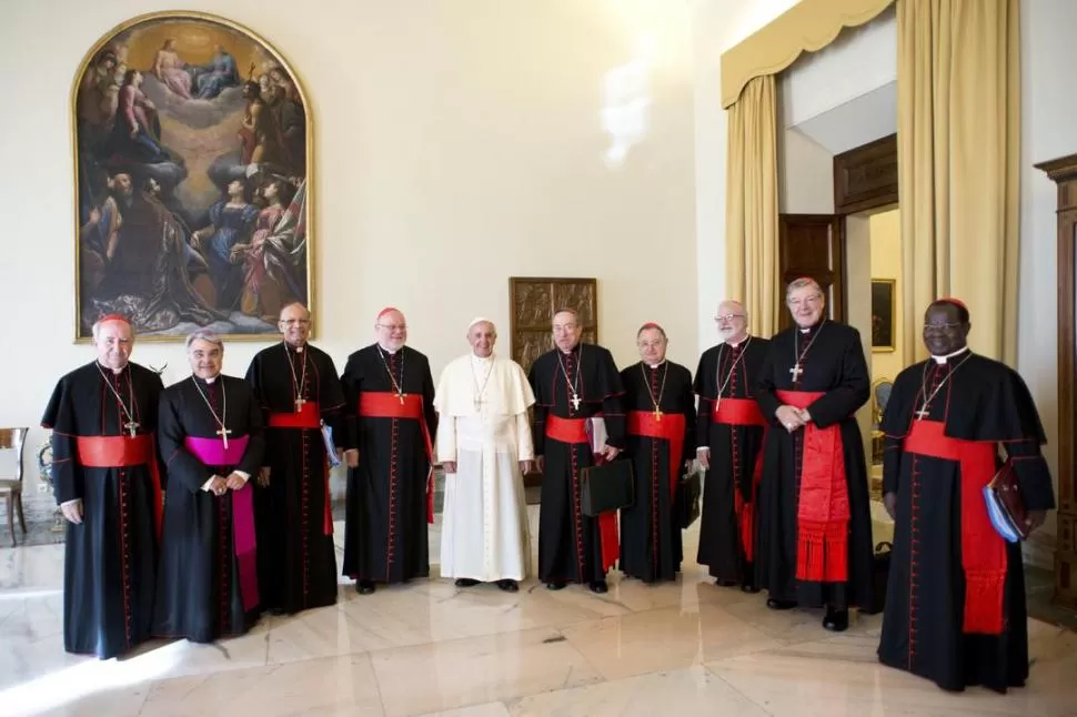  LOS ELEGIDOS. Francisco posó ayer con cardenales en El Vaticano; algunos de ellos se encargarán de analizar los cambios que se harán en la Curia. REUTERS 