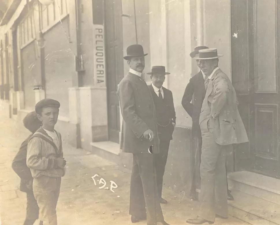 DOCTOR ERNESTO PADILLA. En su época de gobernador, con sombrero bombín, conversando en una calle de Tucumán. LA GACETA / ARCHIVO