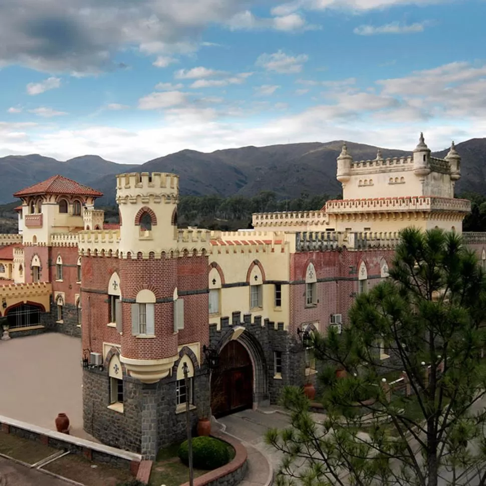 IMPONENTE. Este es el castillo que adquirió la familia Fábrega en 2002 y que convirtió en hotel cinco estrellas; está en Valle Hermoso, Córdoba. HOTELCASTILLO.COM.AR