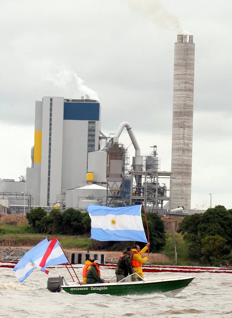 DESDE 2007. Los ambientalistas entrerrianos protestan, frente a Botnia, por la contaminación del río Uruguay. DYN (ARCHIVO)
