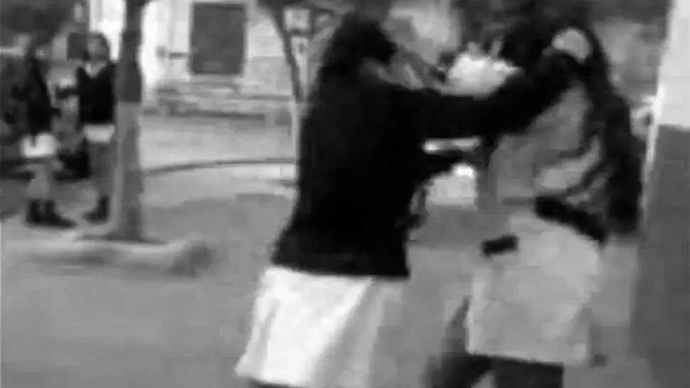 VIOLENTO ENCUENTRO. Las adolescentes se trenzaron en la vía pública. CAPTURA DE VIDEO