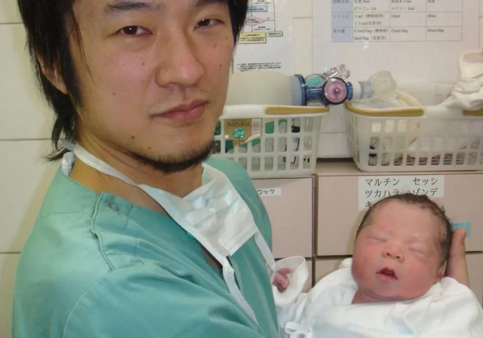 CONFORME. El profesor Kawamura junto al bebé nacido con la técnica. NYDAILYNEWS.COM 
