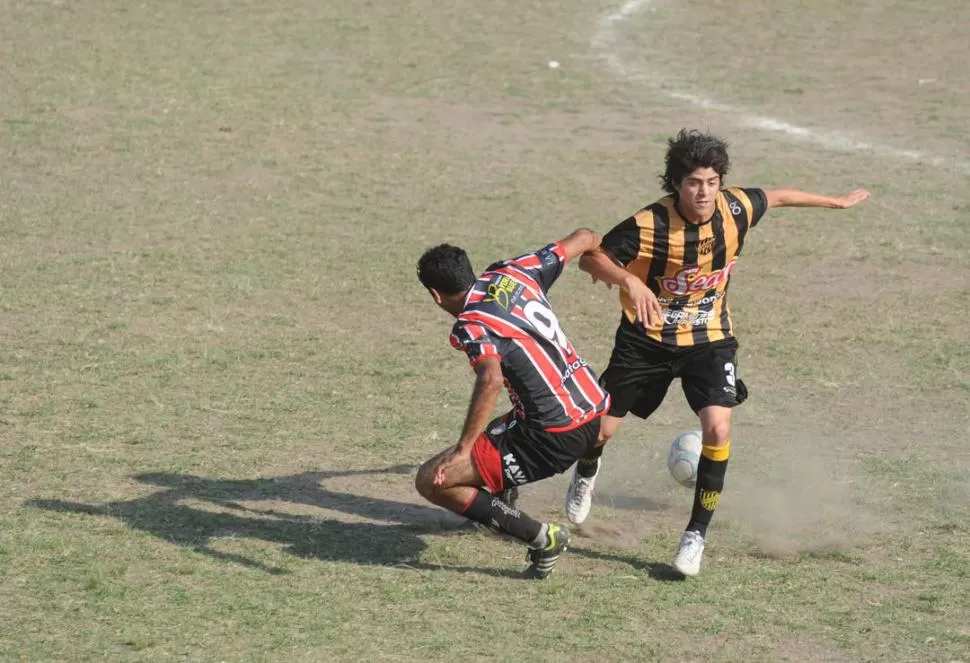 DETERMINANTE. Exequiel Córdoba (3), con el gol que anotó en el partido contra Libertad de Campo Santo, contribuyó en el primer triunfo de Lastenia en el torneo. 