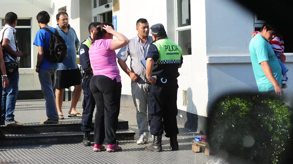 DESOLACIÓN. Familiares de Belén dialogan con la Policía en la puerta del Hospital de Niños. LA GACETA / FOTO DE FRANCO VERA