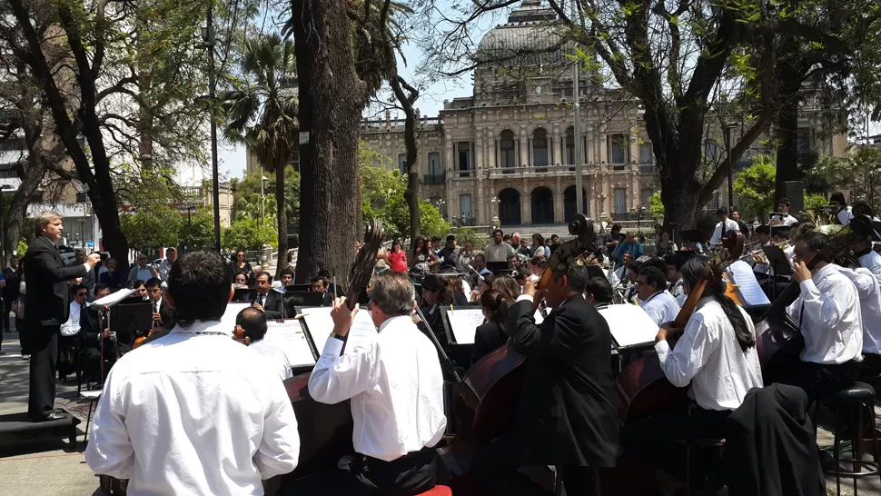 FELICES. Mucha gente se dio cita en la Plaza para escuchar a los músicos. FOTO LA GACETA MIGUEL VELARDEZ.
