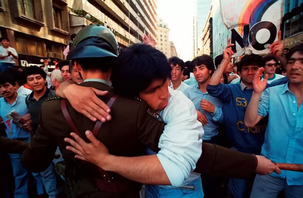 EL TRIUNFO. Manifestantes se abrazan a policías en la celebración. CHILEVISION.CL