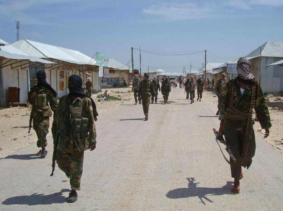 POR CALLES DE SOMALIA. En marzo de 2012, soldados de Al Qaeda recorrían el pueblo en busca de nuevos reclutas. A estas tropas atacó EEUU. REUTERS