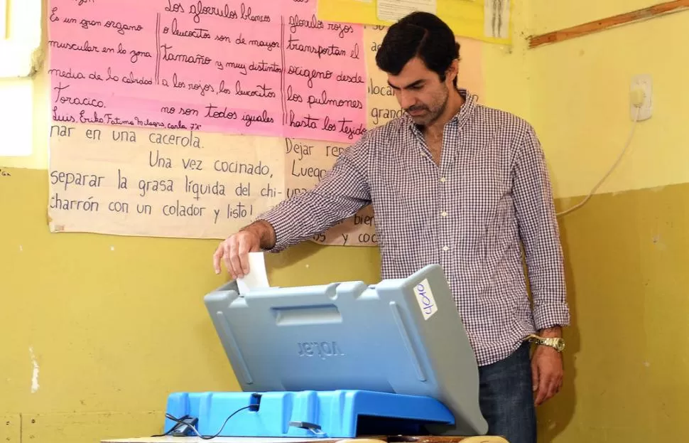 CANTADO. El gobernador de Salta, Juan Manuel Urtubey emite su voto. TELAM